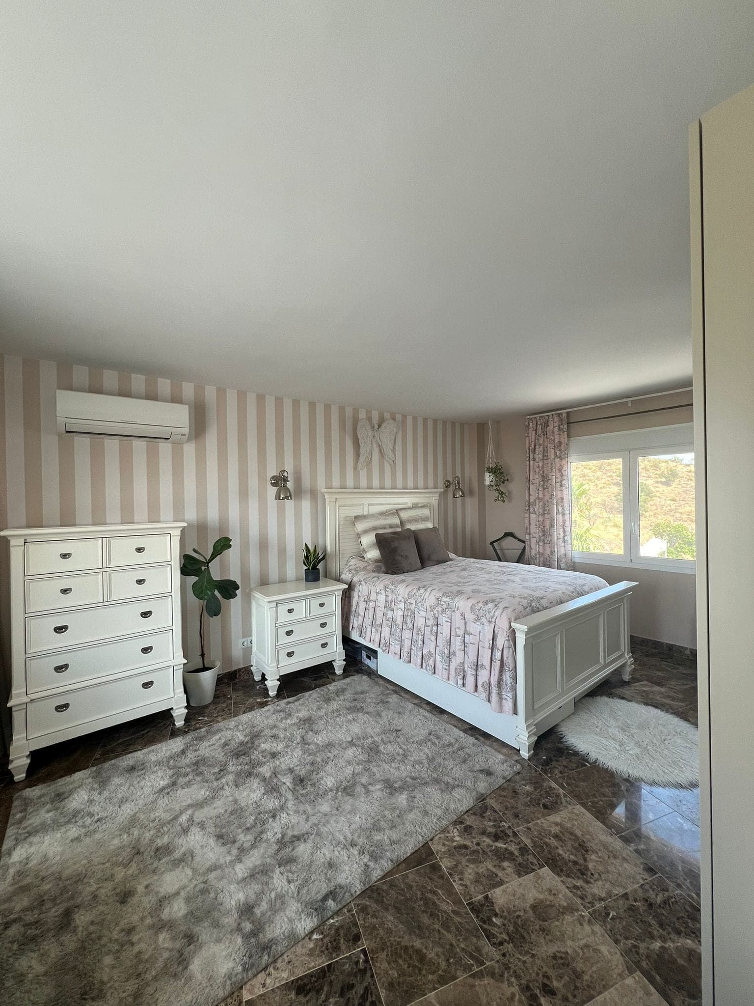Upper floor bedroom