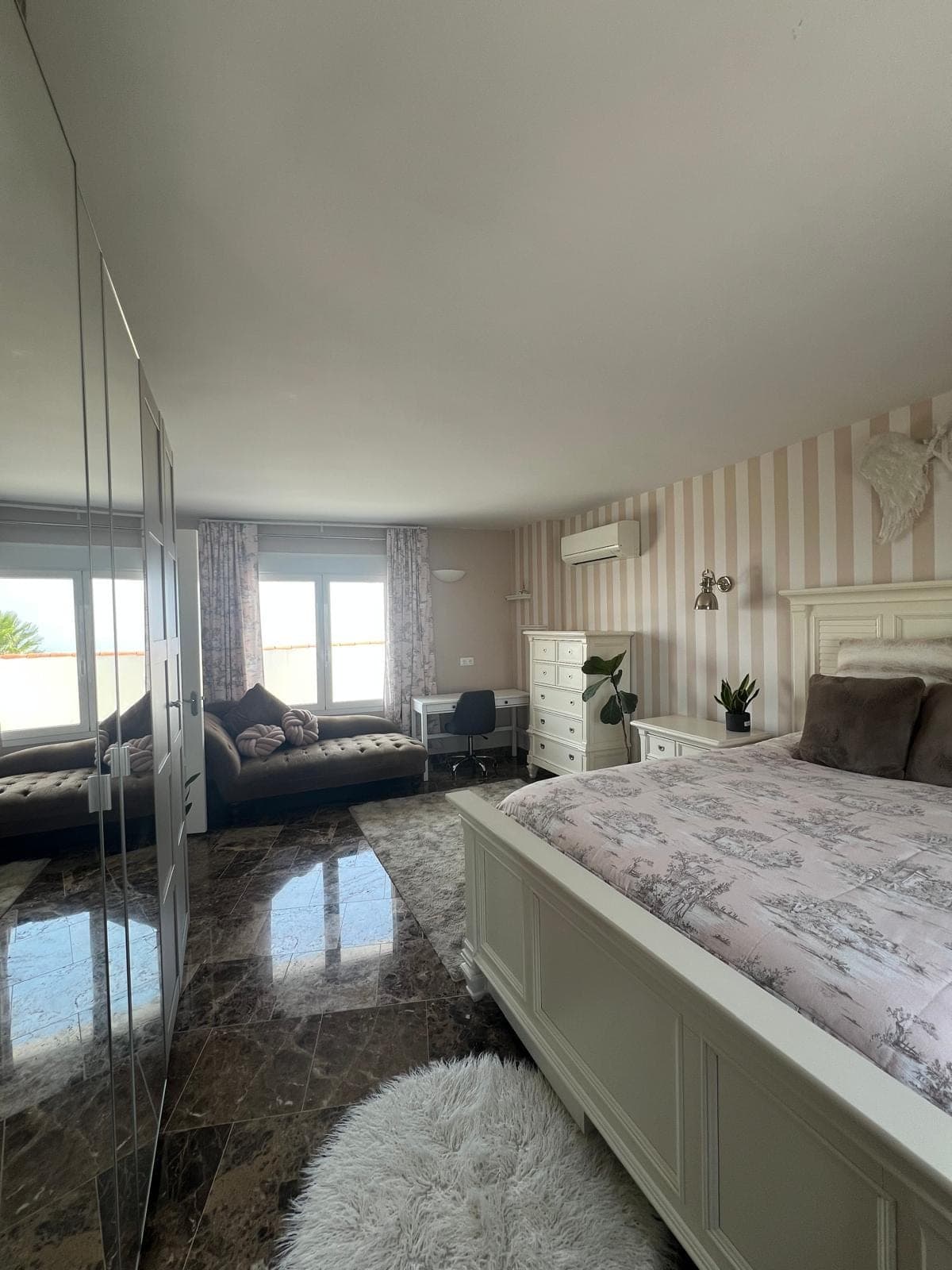 Upper floor bedroom